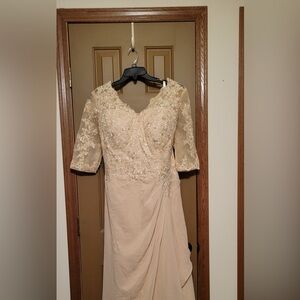 Elegant Cream Lace Evening Dress